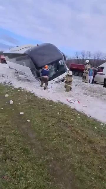 Автобус съехал в кювет и застрял в сугробе, на трассе под Новороссийском - 26.01.2026