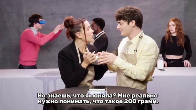 каст сериала Очень странные дела проверяют свои кулинарные навыки | очень странные дела 5 сезон