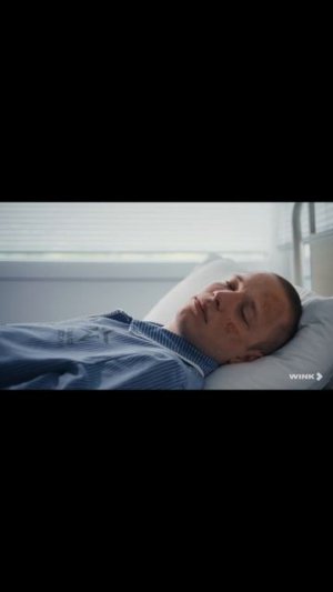Не может стоять из-за боевой травмы