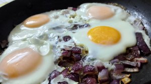 ЯИЧНИЦА С КРАСНЫМ ЛУКОМ/ БОМБА