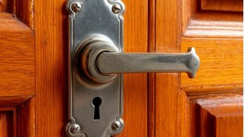 Замена накладного замка на нестандартной двери.