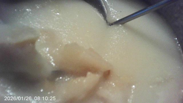 Приготовил для себя и домашних манную кашу с яблоком