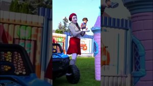 Кто успеет доехать до замка первым?  #длядетей #игрушки #весело