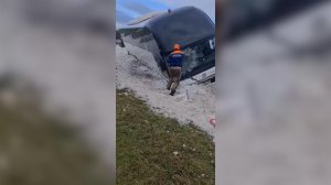 В Новороссийске 23 человека оказались заблокированы в съехавшем в кювет автобусе.