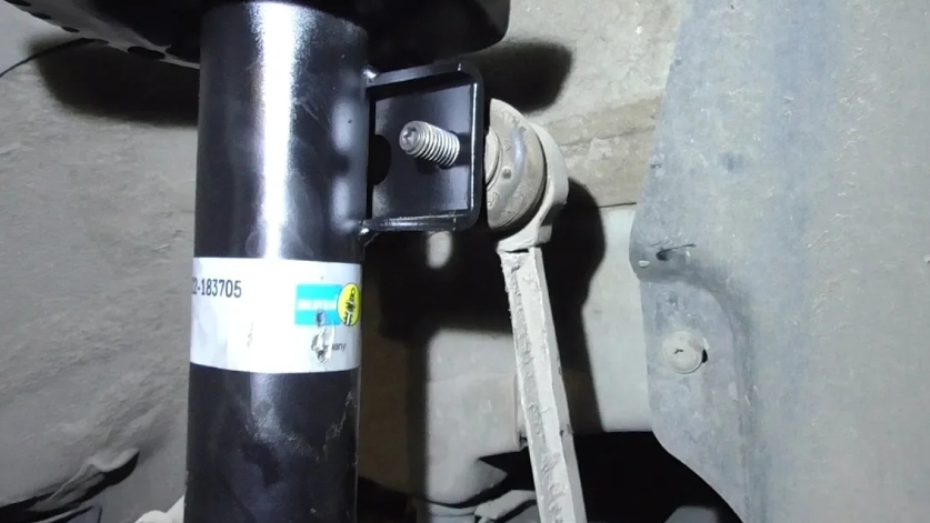 Замена передней стойки Skoda Rapid