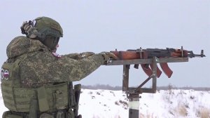 Добровольцы-резервисты под руководством опытных инструкторов проходят тщательную подготовку.