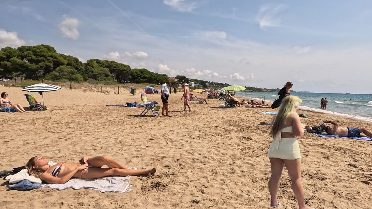 Скрытый пляж, Прогулка по пляжу, 4K тур, Реальный звук смотреть онлайн