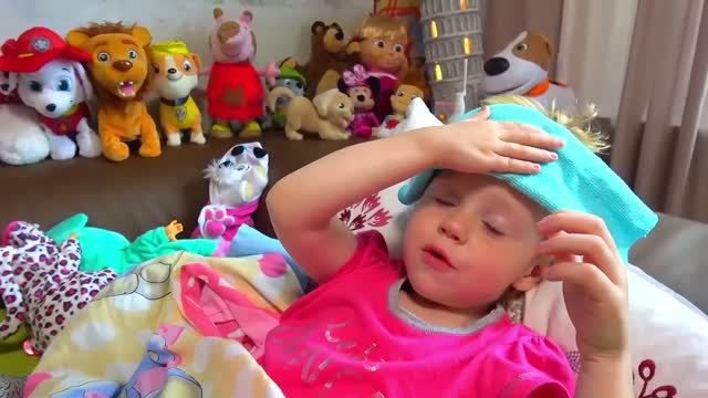 Настя смотрит мультики и показывает свои игрушки