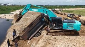 Dump truck that collapsed due to filling soil into a lake. Rescued by a skilled 2 bulldozer driver