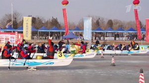 На севере Китая прошли гонки на лодках-драконах по льду.