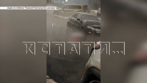 Из-за разлива канализации десятки машин на полметра вмерзли в фекалии