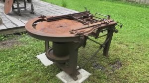 Запуск ржавой горизонтальной циркулярной пилы для резки дранки.