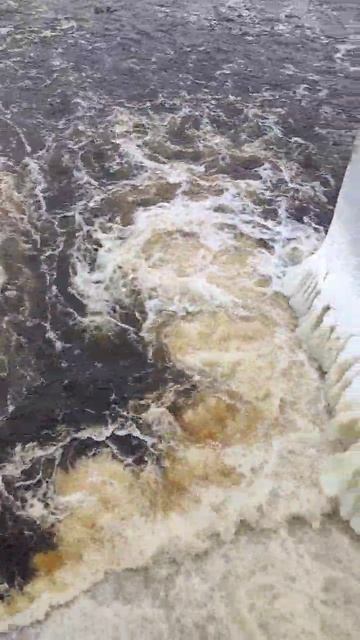 Бурный поток воды на ГЭС смотреть онлайн