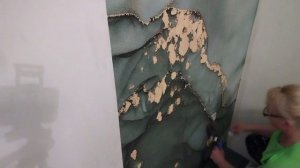 Поклейка фотообоев.