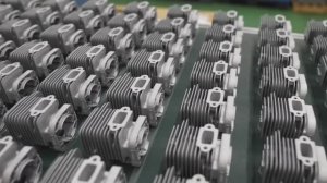 Процесс изготовления бензопилы. Компактная бензопила, идеально подходящая для обрезки деревьев.