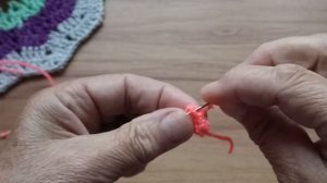 Вяжем миниатюрный носик крючком.