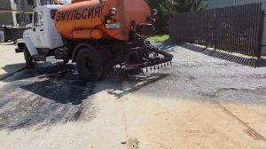 Работа гудронатора на дороге