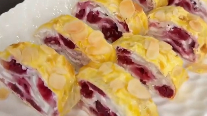 Рулет с творожной начинкой и вишней...🍰🍒😋