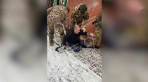 В Харькове военкомы схватили молодого человека в метро.