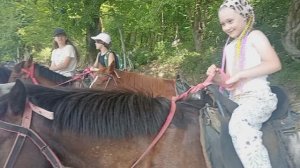 Света Дельфинчик на конной прогулке в Абхазии