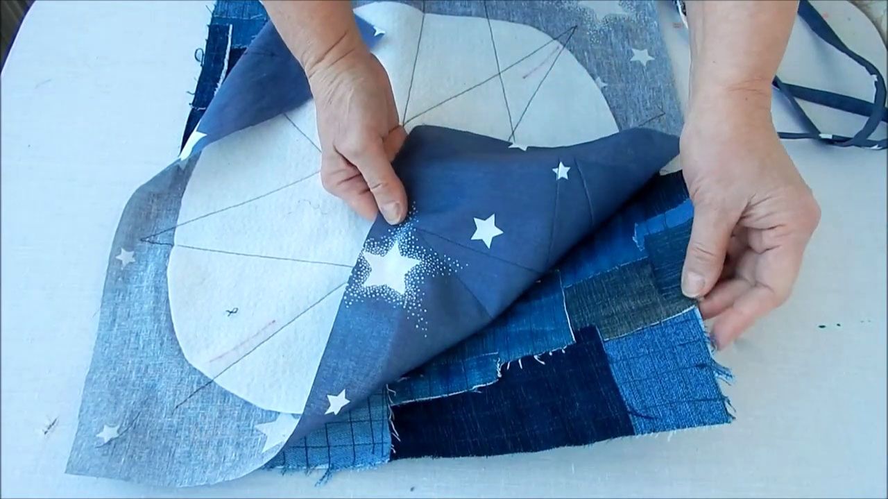 Опять джинса! Ленивый печворк из джинсовых лоскутов. Можно сшить сумку и сидушка на стул. смотреть онлайн