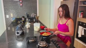 Её блинчики огонь! Горячая мулатка на кухне