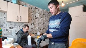 МИХАЛЫЧ ГРЕЕТ УЛИЦУ ЗА ЧУЖОЙ СЧЁТ . ЧЕМ ОПЯТЬ НЕ ДОВОЛЕН ФЕДЯ ?