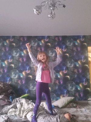 прыгает на кровати и всё и будем кайфуем