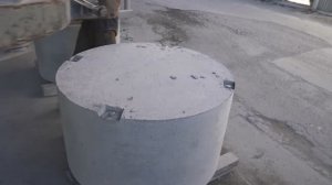 Процесс изготовления бетонного канализационного люка.