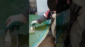 замена сливной пробки на лодки казанка,и чем я смываю краску с лодки