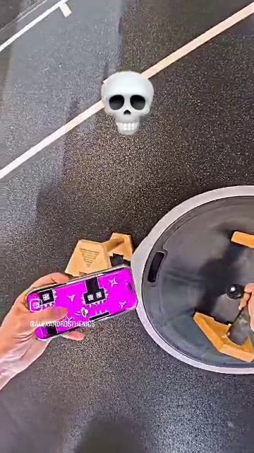 Он просто играет в Geometry Dash😂😂😂                                                         Но...