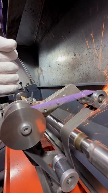 Шлифовка вала рулевой рейки на шлифовальной станции смотреть онлайн