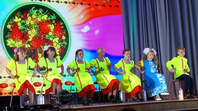 "Ой, Варенька, Варенька" Выступление ансамбля ложкарей "Саранча" смотреть онлайн