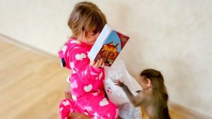 Люся и Ангелина РАСПАКОВЫВАЮТ ПОДАРКИ! Люся самая главная распаковщица)))