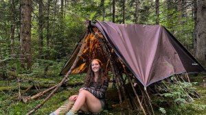 Соло поход девушки, бушкрафт. Строит упрытие в лесу.