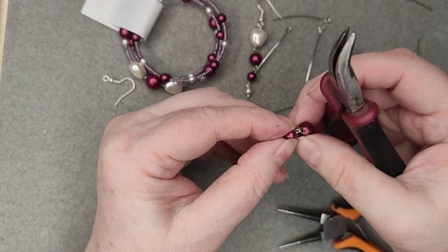 # МК Собираем серьги с искусственным жемчугом. смотреть онлайн