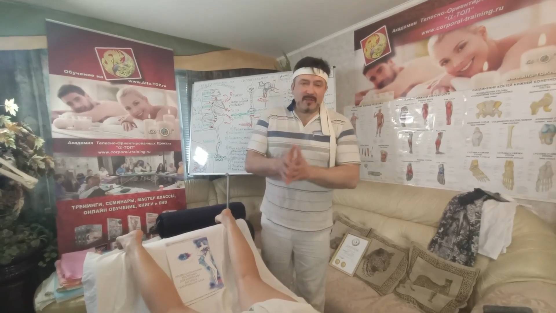 Как делать Антицеллюлитный массаж для девушек, Разбираем все приемы. Обучение массажу Олега Гудвина! смотреть онлайн