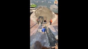 Строительство, разгрузка баржи со щебнем