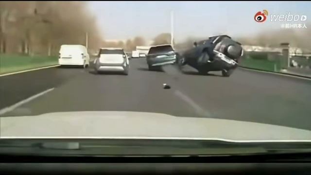 Авария. Range Rover Defender и Huawei Aito M9 устроили разборку на дороге!. смотреть онлайн