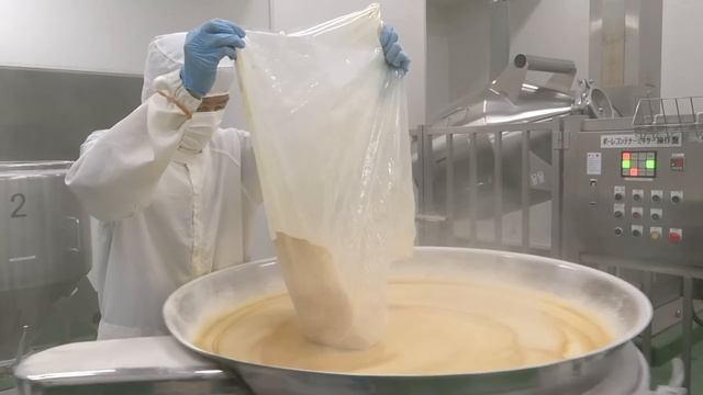 Процесс массового производства маточного молочка. Пасека номер 1 в Японии. смотреть онлайн