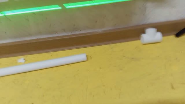 Делал пластиковое отопление . Спаял трубы под радиатором . смотреть онлайн