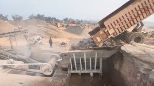 Процесс дробления огромных камней. Очень приятный процесс дробления камня на щековой дробилке