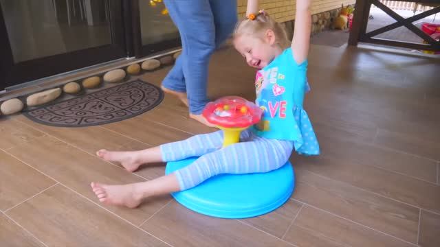 Настя и папа нашли странные сюрпризы в саду смотреть онлайн