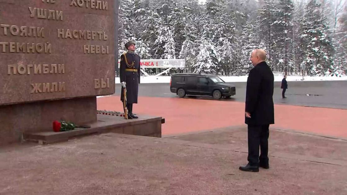 Путин возложил цветы к 