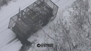 💥🇺🇦 Когда дрон влетает в "нутро" - эвакуация уже не предусмотрена: FPV залетел в ББМ и сжёг её