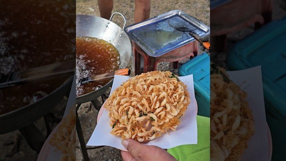 Жареные креветки (небольшие кусочки) стоят 20 бат за упаковку. (50 руб). тайская уличная еда смотреть онлайн