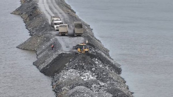 Today, many stone trucks are waiting in a row to build a road around the lake and push the stones