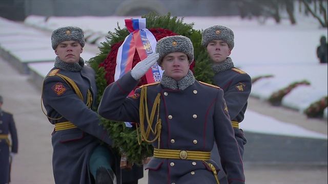 Владимир Путин возложил венок к монументу «Мать-Родина» в день освобождения Ленинграда смотреть онлайн