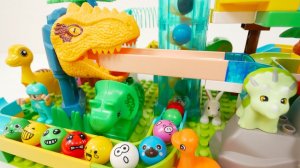 СТРОИМ ГОРКУ ДЛЯ ШАРИКОВ С ДИНОЗАВРАМИ КАТАЕМ ШАРИКИ ВИДЕО ДЛЯ ДЕТЕЙ ДЕТСКИЙ КАНАЛ ИГРАЛКИ-ЗАЛИПАЛКИ