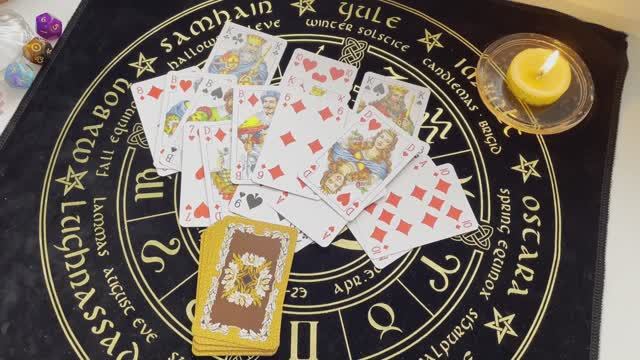 Что происходит в жизни крестового короля? Гадание на игральных картах смотреть онлайн